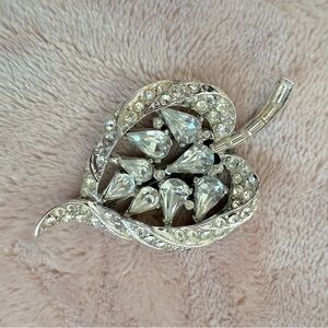 🦋Vintage Leaf Brooch with Clear Crystal Rhinestones Pin Teardrops Pear Shape
